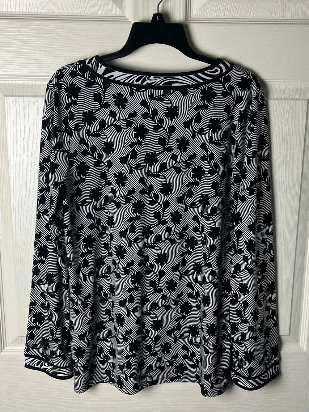 Michael Kors Black & White V-Neck Long Sleeve Printed Top